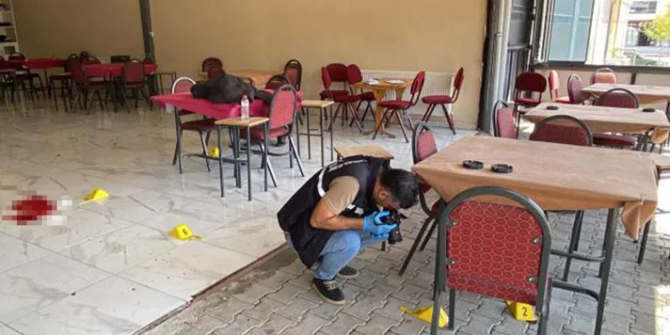 Kahvehanede oturan husumetlilerine kurşun yağdırdılar: 2 yaralı