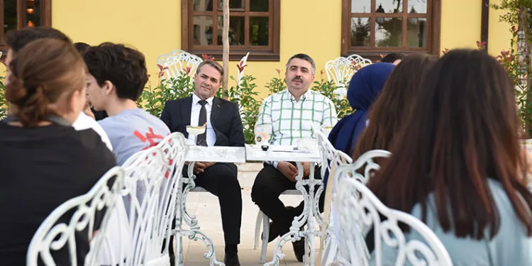 Oktay Yılmaz gençlerle buluştu