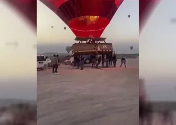 Sıcak hava balonu otomobille çarpıştı