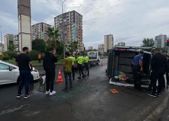Diyarbakır’da otomobil ile minibüs çarpıştı: 9 yaralı