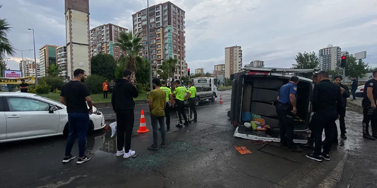 Diyarbakır’da otomobil ile minibüs çarpıştı: 9 yaralı