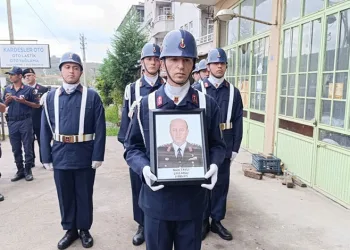 Oğlunun nişanında kalp krizi geçirerek hayatını kaybeden Albay Tavlı toprağa verildi