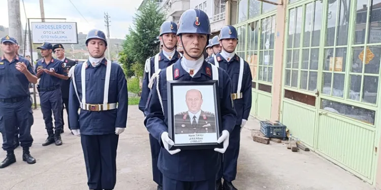 Oğlunun nişanında kalp krizi geçirerek hayatını kaybeden Albay Tavlı toprağa verildi