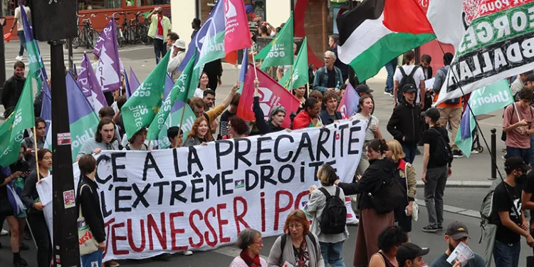 Fransa’da binlerce kişiden hükümet karşıtı gösteri