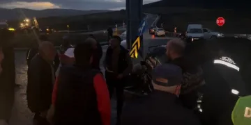 Çıldır’da iki otomobil kafa kafaya çarpıştı: 8 yaralı
