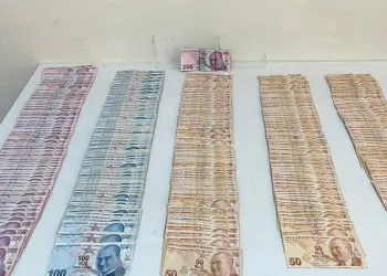 Çaldıkları paralar pamuk dolu yastıktan çıkan pişkin hırsız gazeteciye böyle cevap verdi: ‘Belki seni de soyarız’