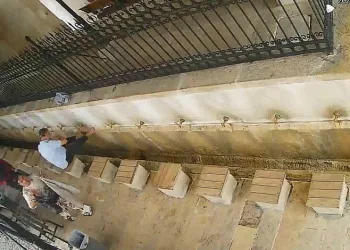 Camide abdest aldıktan sonra para dolu ceketini unuttu, hırsızlar çaldı