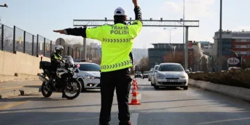Ankara’da polisin dur ihtarına uymayan sürücü otomobiliyle park halindeki 3 araca çarptı: 2 yaralı