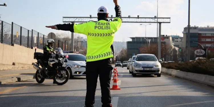 Ankara’da polisin dur ihtarına uymayan sürücü otomobiliyle park halindeki 3 araca çarptı: 2 yaralı