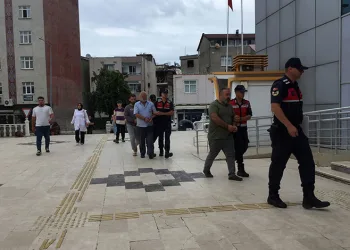 Tartıştıkları trafik polisinin başına sandalye vurup yaralamışlardı: 3 kişi adliyeye sevk edildi