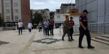 Tartıştıkları trafik polisinin başına sandalye vurup yaralamışlardı: 3 kişi adliyeye sevk edildi