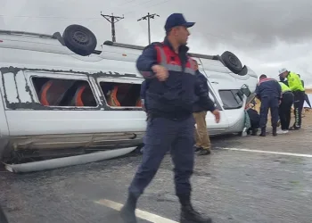 Turistleri taşıyan minibüs takla attı: 18 yaralı