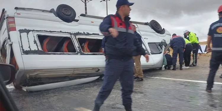 Turistleri taşıyan minibüs takla attı: 18 yaralı