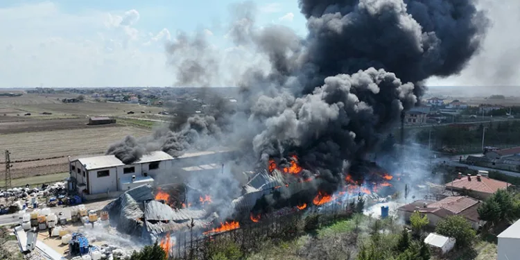 Kapaklı’da kimyasal fabrika yangını dron ile görüntülendi