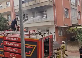 Çakmakla oynarken evi yaktı