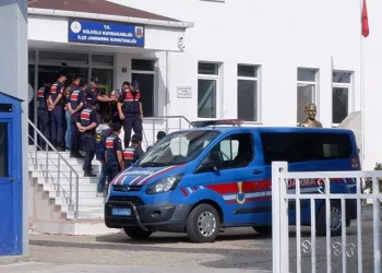 Babasını öldürüp parçalara böldü, yakıp dere yatağına attı
