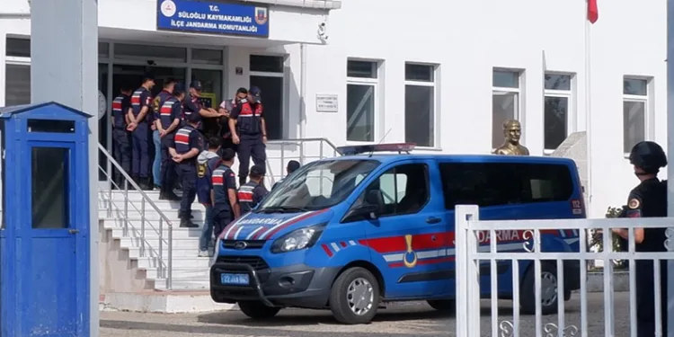 Babasını öldürüp parçalara böldü, yakıp dere yatağına attı