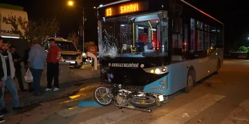 Halk otobüsüyle motosiklet çarpıştı: 1 ölü 1 yaralı
