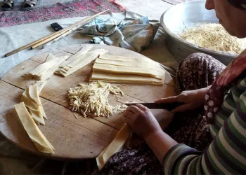 Kadınlar kışlık erişte kesimine başladı
