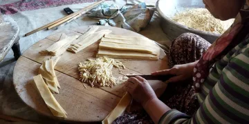 Kadınlar kışlık erişte kesimine başladı