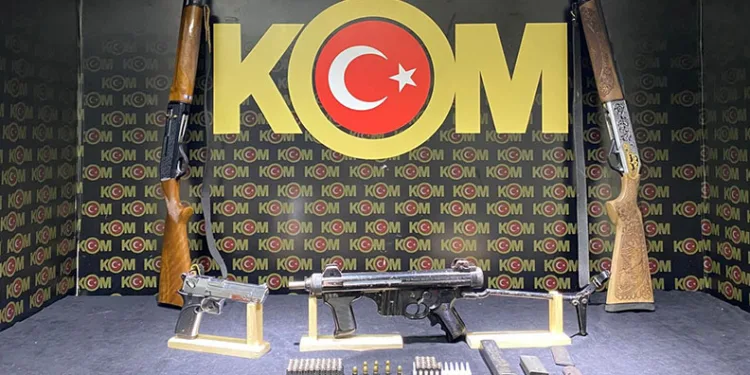 Silah tacirine operasyon: ‘Uzi’ ele geçirildi
