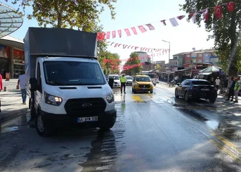 Servis aracının çarptığı yaya ağır yaralandı