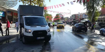Servis aracının çarptığı yaya ağır yaralandı