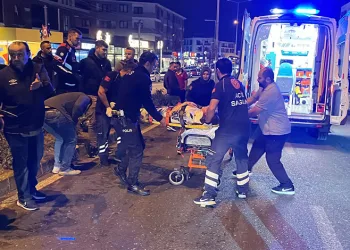 Motosikletin çarptığı yaya böyle savruldu