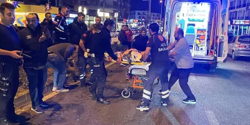 Motosikletin çarptığı yaya böyle savruldu