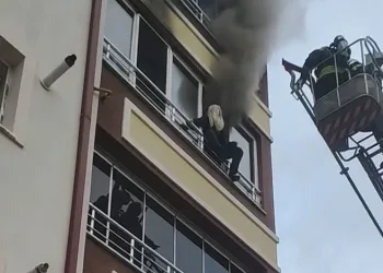 Canını zor kurtardı, pencereye çıkıp böyle yardım bekledi