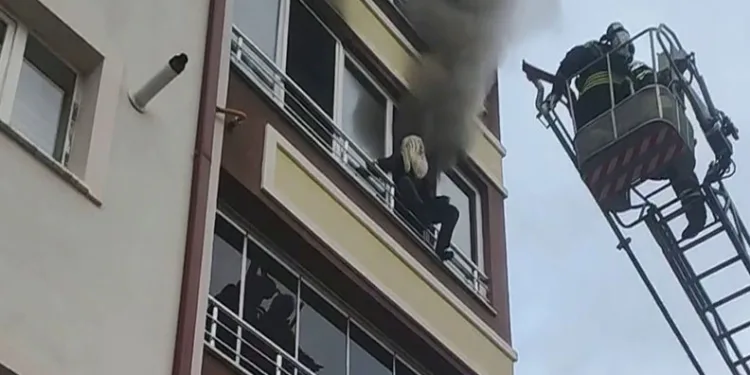 Canını zor kurtardı, pencereye çıkıp böyle yardım bekledi