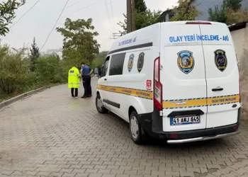 Evinin önünde silahlı saldırıya uğradı: 1 yaralı