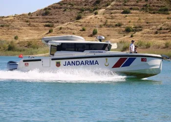 Tekneleri alabora olan 2 vatandaşı jandarma kurtardı