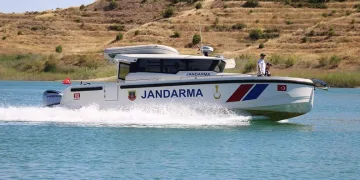 Tekneleri alabora olan 2 vatandaşı jandarma kurtardı