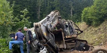 Artvin’de iş makinesi yüklü kamyon uçuruma yuvarlandı: 2 ölü