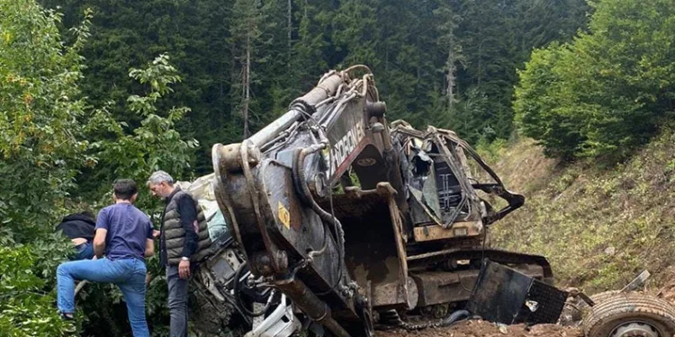 Artvin’de iş makinesi yüklü kamyon uçuruma yuvarlandı: 2 ölü
