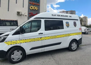 3. kattan aracın üzerine düşen hamile kadın ağır yaralandı