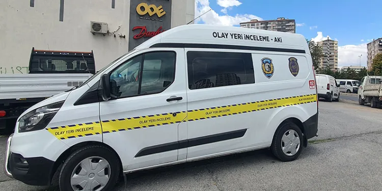 3. kattan aracın üzerine düşen hamile kadın ağır yaralandı