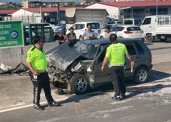 Otomobil, muayene sırasındaki 3 araca çarptı: 2 yaralı