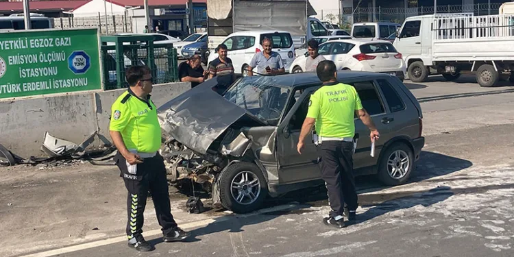 Otomobil, muayene sırasındaki 3 araca çarptı: 2 yaralı