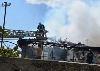 Antalya’da çıkan yangında ev küle döndü