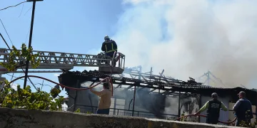 Antalya’da çıkan yangında ev küle döndü