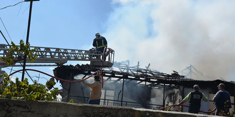Antalya’da çıkan yangında ev küle döndü