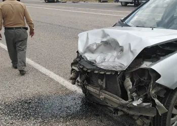 Otomobil ile kamyonet çarpıştı: 3 yaralı