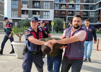 Babasını öldürüp cesedi baltayla parçalayarak yakıp gömmüş