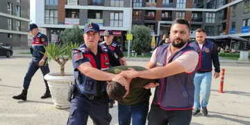 Babasını öldürüp cesedi baltayla parçalayarak yakıp gömmüş