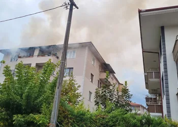 Sakarya’da şehir merkezinde korkutan yangın: Mahalleli sokağa döküldü