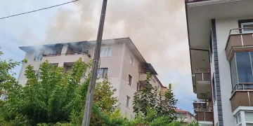 Sakarya’da şehir merkezinde korkutan yangın: Mahalleli sokağa döküldü