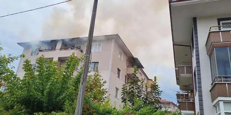 Sakarya’da şehir merkezinde korkutan yangın: Mahalleli sokağa döküldü
