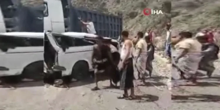 Yemen’de yolcu otobüsü devrildi: 16 ölü